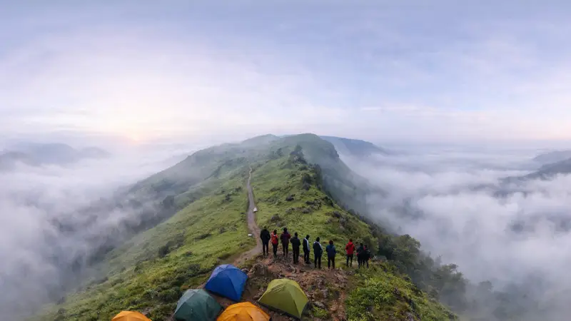 ಬೆಳಗಿನ ಮಂಜಿನಲ್ಲಿ ಬಾಬಾಬುಡನ್ ಗಿರಿ ಪರ್ವತದ 360 ಡಿಗ್ರಿ ದೃಶ್ಯ